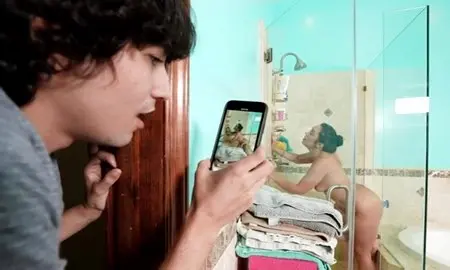 Палит мамку Алекса на дрочке игрушками в ванной и коптит её задницу.