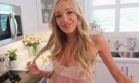 Красивая жена хлопочет на кухне и радует мужа после бодунным утренним сексом.