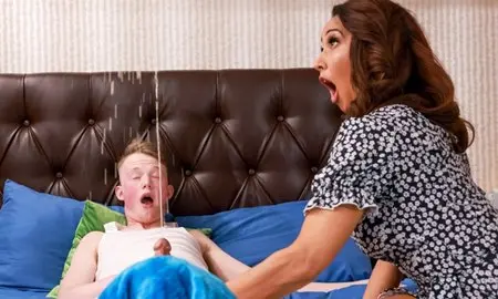 Милфа домработница стреляет с члена молодого хозяина, который заглядывает ей под платье.