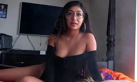 Сестра с большими сосками стреляет в брата молоком и зависает у него на члене.