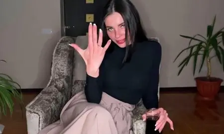 Парень подарил колечко, но двоюродному рачком не откажет.