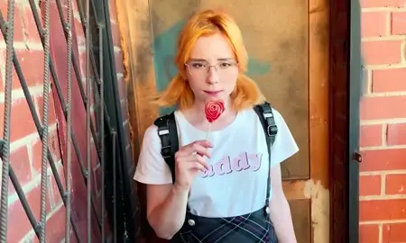 Поймана в подъезде и не скажет что её выебали потому что прогуливала занятия.