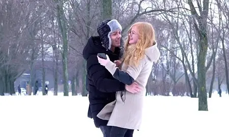 Страстный и даже жесткий секс после веселой прогулки с любимой девушкой.