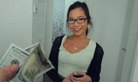 Выручает красотку из беды и без классного секса не остается.